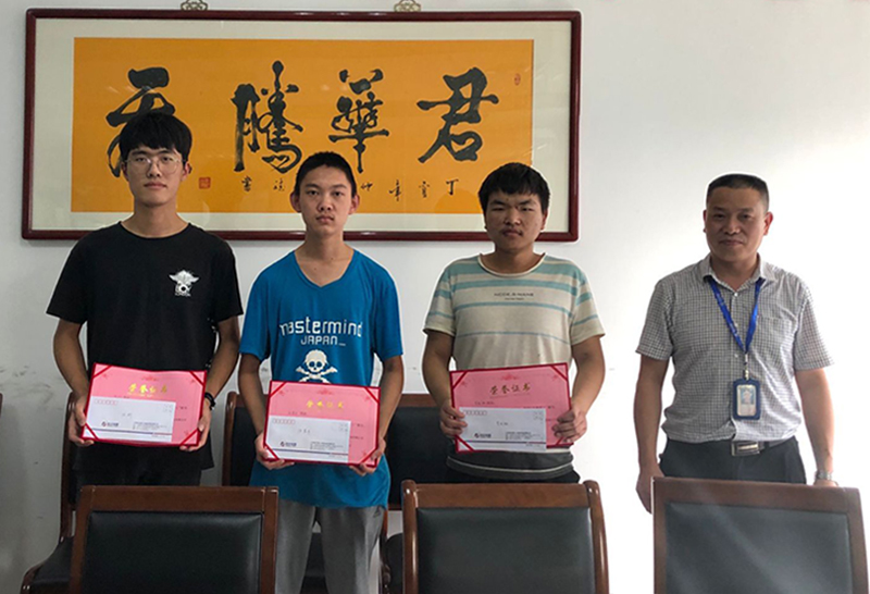 暑假工全力支援生產(chǎn)一線